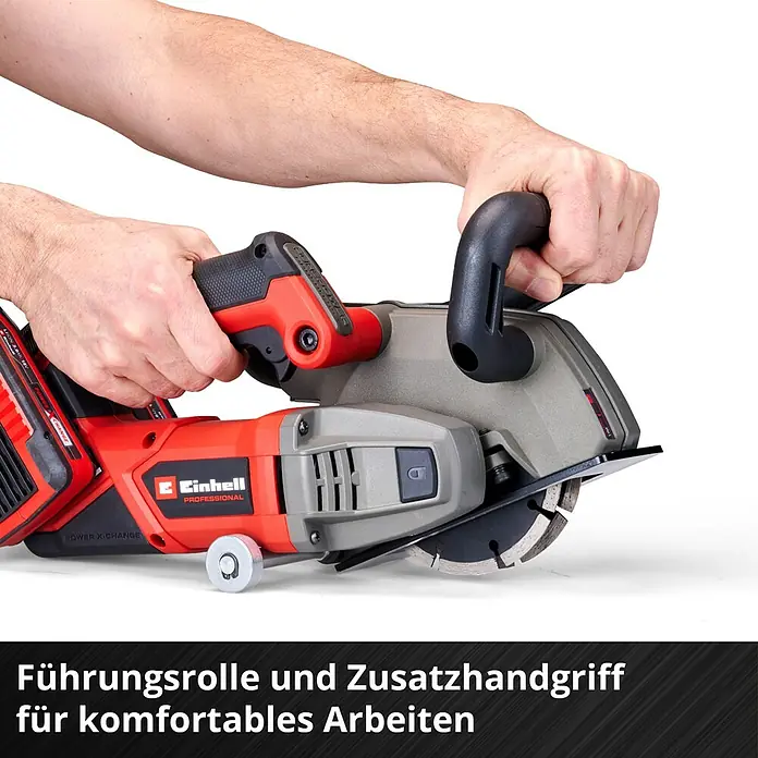 Einhell Professional Power X-Change 18V Akku-Mauernutfräse - 18 V, Ohne Akku, 0 Ah, Durchmesser Schleifscheibe: 125 mm - Einhell Mauernutfräse mit zwei Händen gehalten, im Vordergrund der Text "Führungsrolle und Zusatzhandgriff für komfortables Arbeiten".
