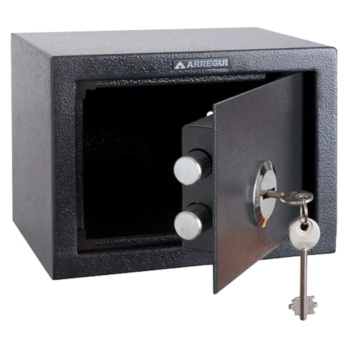 Arregui Caja fuerte T-17K - L x An x Al: 17 x 23 x 17 cm, Tipo de bloqueo: Cerradura de seguridad con doble paletón - Una caja fuerte Arregui abierta con una llave puesta. La caja fuerte es de color gris oscuro y tiene un patrón punteado.