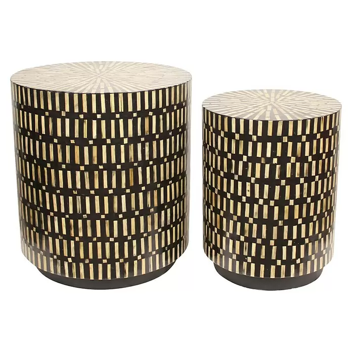 Beistelltisch Akin - 1 Stk., Ø x H: 47 x 50 cm, Schwarz/Natur - Zwei zylindrische Tische aus schwarz-beiger Intarsie mit geometrischen Mustern, Stern auf den Platten und Streifen an den Seiten.