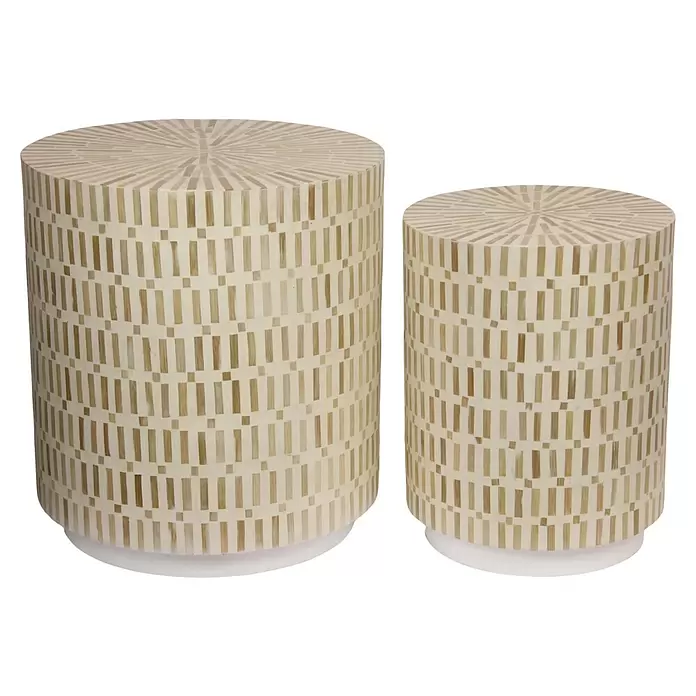 Beistelltisch Akin - 1 Stk., Ø x H: 47 x 50 cm, Creme/Natur - Zwei runde Beistelltische aus Knochenintarsien, groß und klein, mit beigem und braunem rechteckigem Muster.