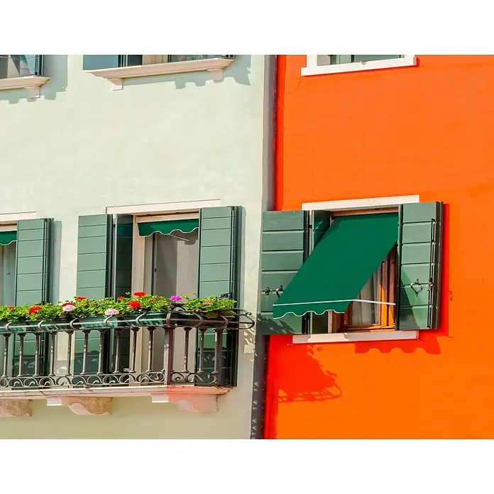 SmartSun Toldo ventana Essential - Verde, Ancho: 1,2 m, Caída: 1,2 m - Vista de dos ventanas con contraventanas verdes, la de la izquierda con una jardinera, la de la derecha con un toldo bajado.