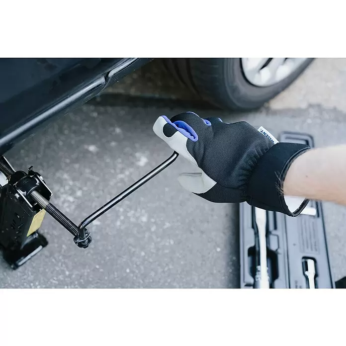Wisent Arbeitshandschuhe - Handschuhgröße: 8, Grau/Schwarz - Behandschuhte Hand bedient einen schwarzen Wagenheber, um ein Auto anzuheben.