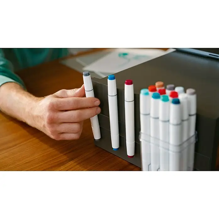 Tesa Doppelseitiges Klebeband Universal Tape with Nano Power - 3 m x 30 mm - Nahaufnahme von einer Person, die einen weißen Filzstift aus einem Set von Stiften nimmt. Das Set enthält eine Vielzahl von Farben.