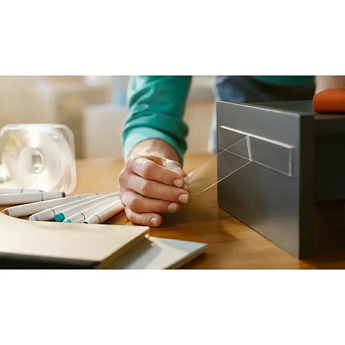Tesa Doppelseitiges Klebeband Universal Tape with Nano Power - 3 m x 30 mm - Kreativer Arbeitsbereich mit Scotch Klebebandabroller, Markern und Notizbuch, ideal für Bastelprojekte und Büroorganisation.