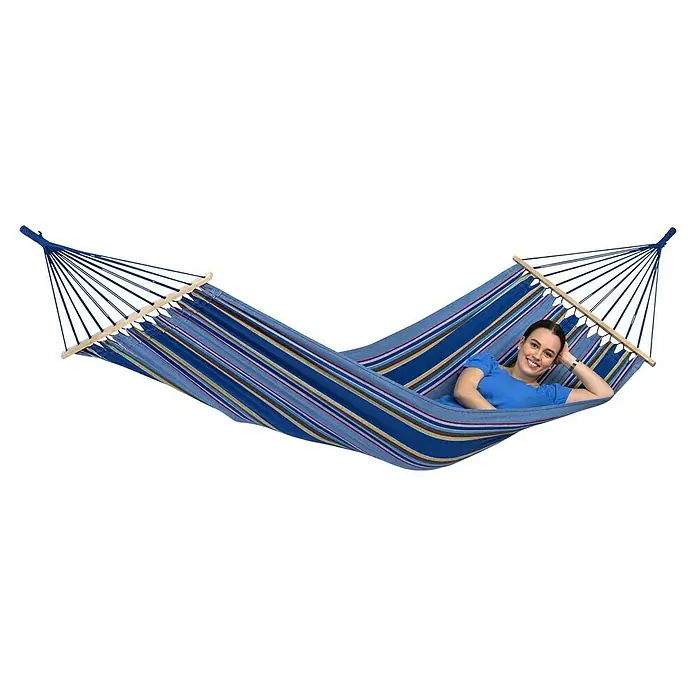 Amazonas Stabhängematte Tonga Ocean - L x B: 310 x 80 cm, Blau - Entspannte Frau in einer gestreiften Hängematte mit Holzspreizstäben, ideal zum Relaxen im Garten oder auf der Terrasse.