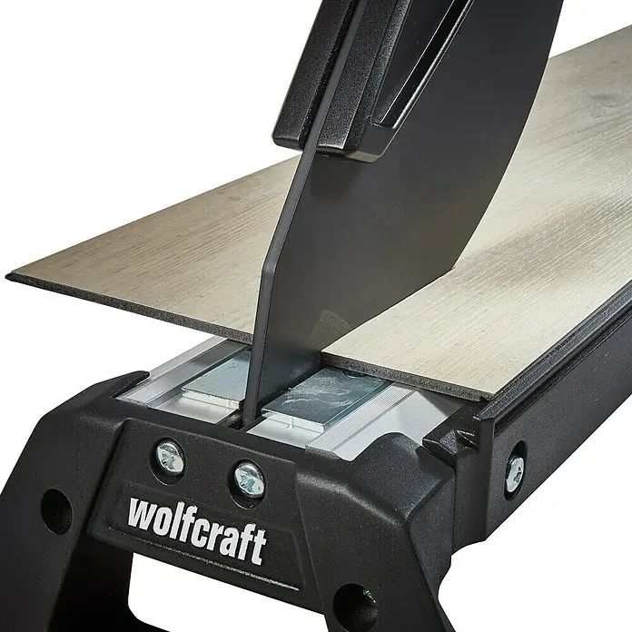 Wolfcraft Laminat- & Vinylschneider VLC 800 - Schnittbreite: 465 mm, Aluminium - Das Bild zeigt eine Wolfcraft Vinyl- und Laminatschneider VLC 800, ein Werkzeug zum präzisen Schneiden von Laminat und Vinylböden.