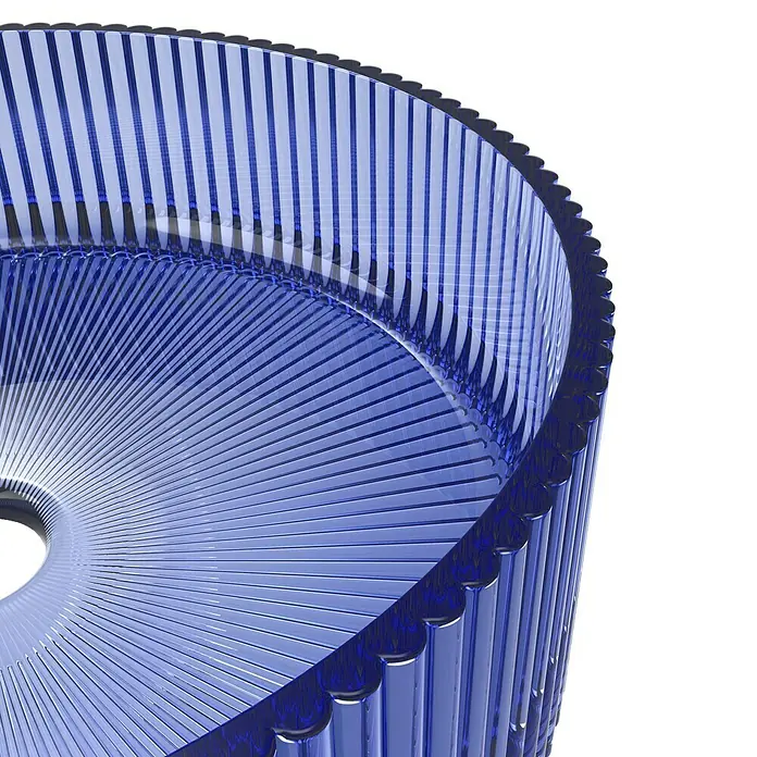 Artysan Lavabo de sobremesa Cristal - Diámetro: 36 cm, Azul - Primer plano de un cuenco acrílico azul moderno con rayas verticales y radiales, creando un intrigante juego de luces.