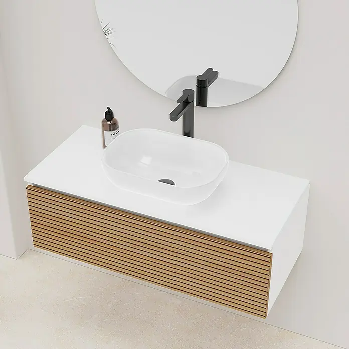 Artysan Conjunto de mueble de baño Osaka Top - Ancho: 100 cm, Blanco/Nogal, 3 pzs. - La imagen muestra un moderno tocador con un mueble bajo en blanco y aspecto de madera, un lavabo encastrado y un grifo negro. Un espejo redondo cuelga encima.