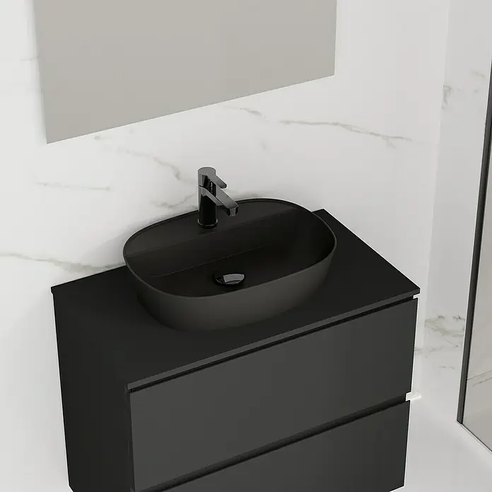 Artysan Lavabo de sobremesa Ovalado - 52,8 x 38,6 cm, Negro - Primer plano de un baño moderno con un lavabo sobre encimera negro y un grifo minimalista sobre un mueble.