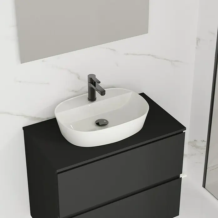 Artysan Lavabo de sobremesa Ovalado - 52,8 x 38,6 cm, Blanco - Un mueble de lavabo negro con un lavabo ovalado blanco. Hay un espejo encima del lavabo. Muebles de baño modernos y elegantes.