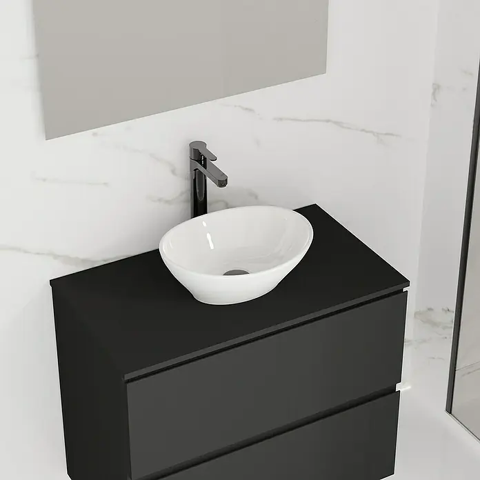 Artysan Lavabo de sobremesa Danae - 41,2 x 31,7 cm, Blanco - Elegante mueble de baño con un elegante lavabo sobre encimera y un grifo moderno sobre una pared de mármol.
