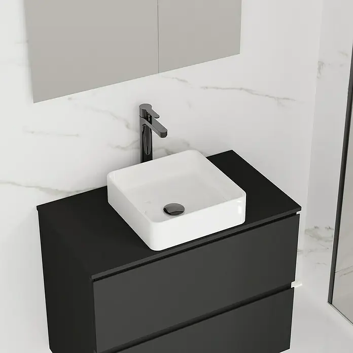 Artysan Lavabo de sobremesa Cuadrado - 36,5 x 36,5 cm, Blanco - Elegante lavabo de baño con un moderno mueble negro y un lavabo sobre encimera cuadrado, perfecto para baños contemporáneos.