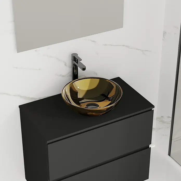 Artysan Lavabo de sobremesa Curvado - Diámetro: 40,2 cm, Dorado - Mueble de baño moderno con lavabo dorado y grifo elegante, sobre una elegante pared de mármol.