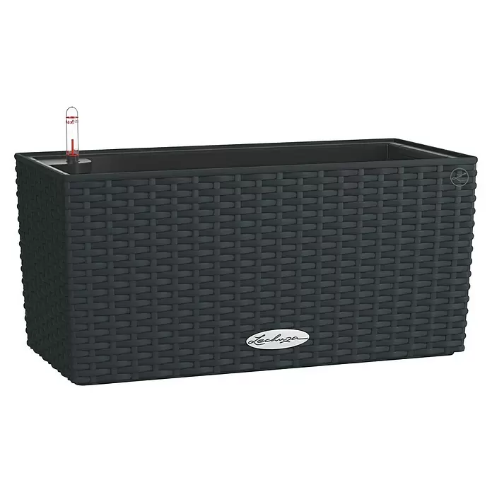 Lechuza Balconera Balkonkasten Cottage - Max. Außenlänge: 40 cm, Graphitschwarz - Dunkelgrauer rechteckiger Lechuza Pflanzkübel in Rattan-Optik mit Wasserstandsanzeige.
