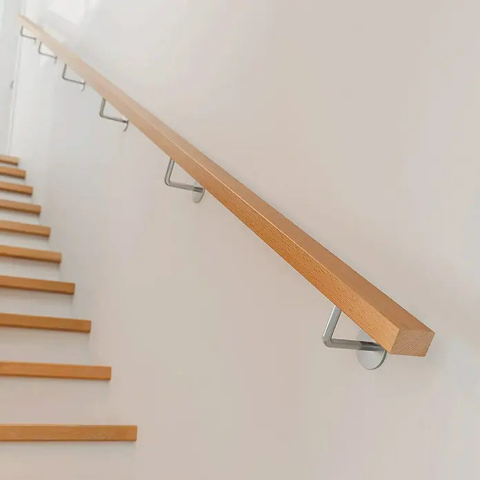 Dolle Handlauf PS 3/RBuche Natur, Lackiert, Rechteckig, Länge: 200 cm - Moderne Holztreppe mit einem schlichten Handlauf und grauen Halterungen, die sich perfekt in das helle Interieur einfügt.