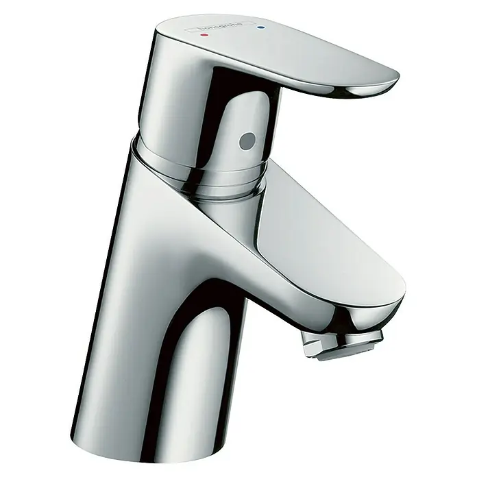 Hansgrohe Focus Waschtischarmatur 70 - Chrom, Push-Open-Ablaufgarnitur - Nahaufnahme einer glänzenden Chrom-Waschtischarmatur mit minimalistischem Design und roten und blauen Farbmarkierungen.