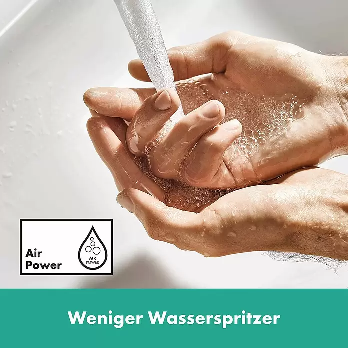 Hansgrohe Vivenis Badewannenarmatur - Chrom, Glänzend - Hände waschen sich unter einem belüfteten Wasserhahn, der die „Air Power“-Technologie für weniger Spritzen zeigt.