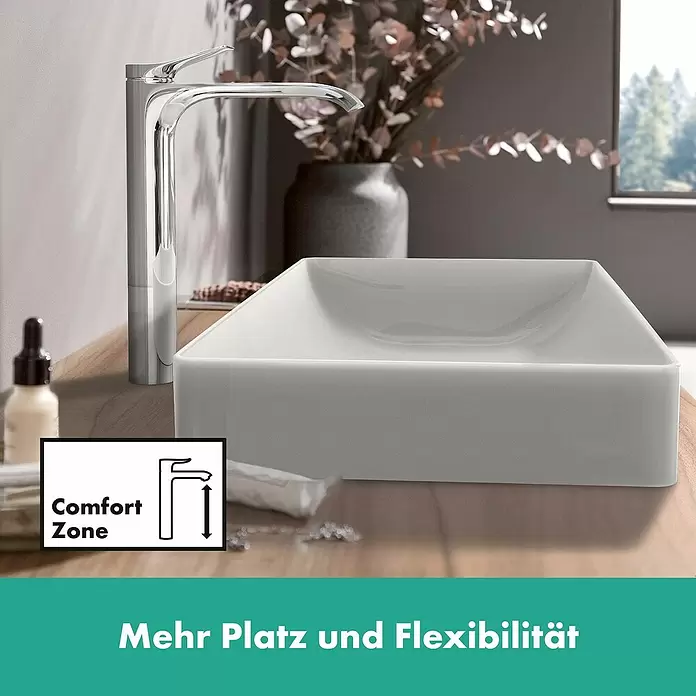 Hansgrohe Vivenis Waschtischarmatur 250 - Chrom, Zugstange - Ein hoher Chromarmatur mit einem rechteckigen weißen Aufsatzwaschbecken auf einer Holzplatte, betont den großzügigen Platz (Comfort Zone).