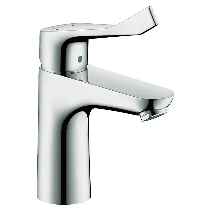 Hansgrohe Focus Waschtischarmatur Care 10 - Chrom, Inclusive Ablaufgarnitur - Nahaufnahme eines glänzenden Chrom-Wasserhahns mit einem Hebelgriff und einer eleganten, modernen Form vor einem schwarzen Hintergrund.