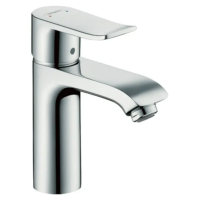 Hansgrohe Metris Waschtischarmatur 110 - Chrom - Nahaufnahme eines glänzenden, verchromten Hansgrohe Waschtischmischers mit modernem Design vor schwarzem Hintergrund.