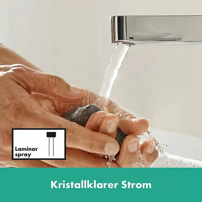 Hansgrohe Finoris Waschtischarmatur 110 - Chrom, Höhe: 30 cm - Ein Chrom-Wasserhahn mit einem kristallklaren, laminaren Wasserstrahl über Händen, die ein dunkles Objekt halten.