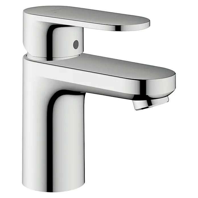 Hansgrohe Vernis Blend Waschtischarmatur 70 - Ausladung Armatur: 11,2 cm, Chrom, Glänzend - Diese Aufnahme zeigt eine glänzende Waschtischarmatur in Chromoptik, die sich durch ein modernes und minimalistisches Design auszeichnet.