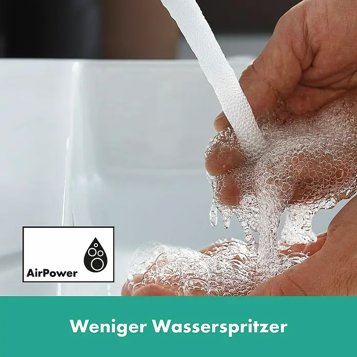 Hansgrohe Metris Waschtischarmatur Highriser 260 - Chrom - Nahaufnahme von Händen unter einem Wasserstrahl, der AirPower-Technologie für weniger Wasserspritzer demonstriert.