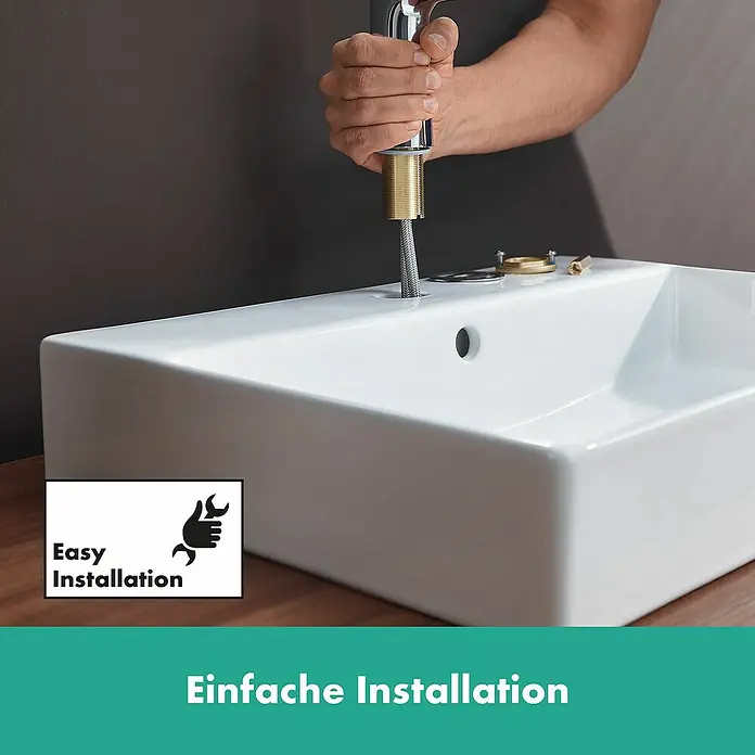 Hansgrohe Talis S Waschtischarmatur 100 - Chrom, Inclusive Ablaufgarnitur - Bild einer Armatur, die in ein Waschbecken eingebaut wird, hervorgehoben durch "Einfache Installation".