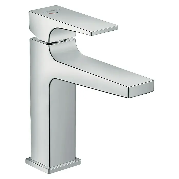 Hansgrohe Metropol Waschtischarmatur 110 ZG Coolstart - Chrom - Nahaufnahme einer glänzenden, modernen Armatur mit rechteckigen Formen vor schwarzem Hintergrund.