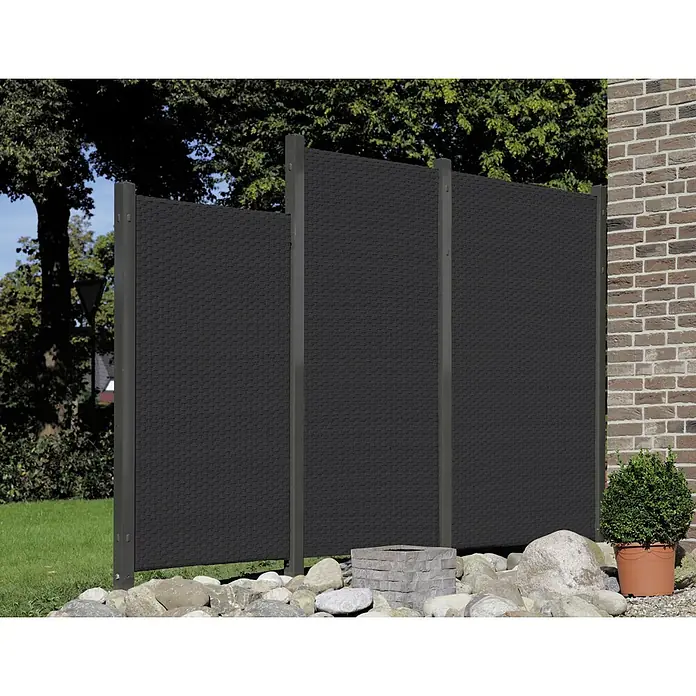 Sichtschutzelement Stockholm - 120 x 180 cm, Anthrazit - Sichtschutzzaun mit drei Elementen aus schwarzem Kunststoffgeflecht und dunkelgrauen Rahmen. Davor Steine, Pflanze und Rasen im Garten.