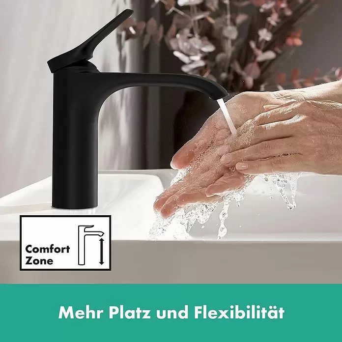 Hansgrohe Vivenis Waschtischarmatur 110 - Schwarz, Höhe: 16,8 cm - Schwarze Armatur mit Wasser, das über Hände in einem Waschbecken läuft, für mehr Komfort und Flexibilität.