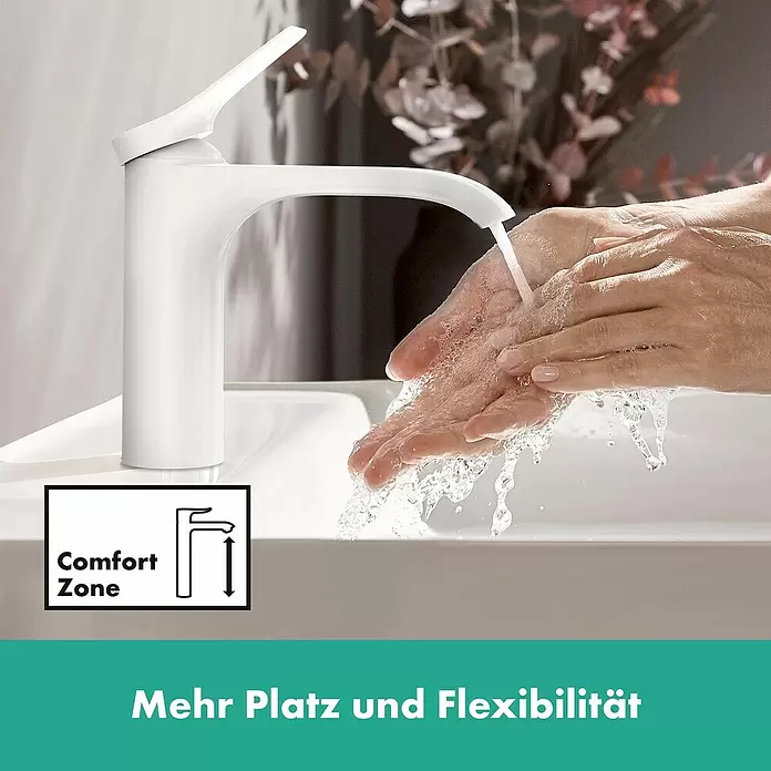 Hansgrohe Vivenis Waschtischarmatur 110 - Weiß, Höhe: 16,8 cm - Weißer Wasserhahn mit fließendem Wasser über Händen im Waschbecken. Bietet Komfortzone für mehr Platz.