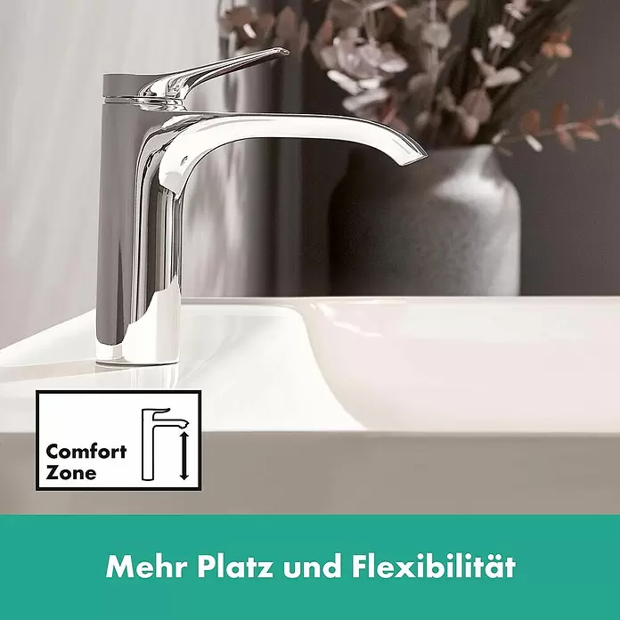 Hansgrohe Vivenis Waschtischarmatur 110 - Chrom, Höhe: 16,8 cm - Glänzender Chrom-Wasserhahn auf einem weißen Waschbecken, zeigt die Comfort Zone für mehr Platz und Flexibilität.
