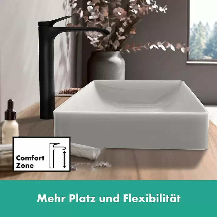 Hansgrohe Vivenis Waschtischarmatur 250 - Schwarz, Höhe: 30,9 cm - Hoher schwarzer Badarmatur und weißes rechteckiges Waschbecken auf einem Holzwaschtisch.