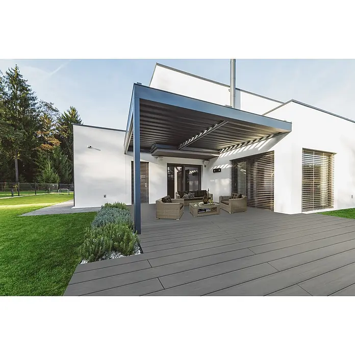 b!design WPC-Terrassendiele Silver Grey - 300 x 21 x 2,25 cm, Silbergrau - Moderne Terrasse mit grauem Terrassenbelag, stilvoller Pergola und bequemen Gartenmöbeln, die zum Verweilen einladen.