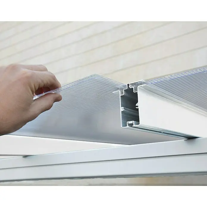 Terrassenüberdachung Tuscany LED - B x T: 546 x 300 cm, Verkehrsweiß, Polycarbonat, Transparent - Bild einer Polycarbonatplatte, die in ein Aluminiumprofil eingesetzt wird. Hervorragende Konstruktion für Terrassenüberdachungen und Carports.