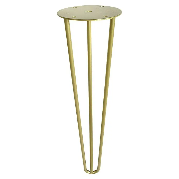 Rei Pata para muebles Tri - Ø x Al: 10 x 40 cm, Acero, Dorado - Primer plano de una pata de mesa dorada con tres puntales y una placa de montaje redonda sobre un fondo negro.