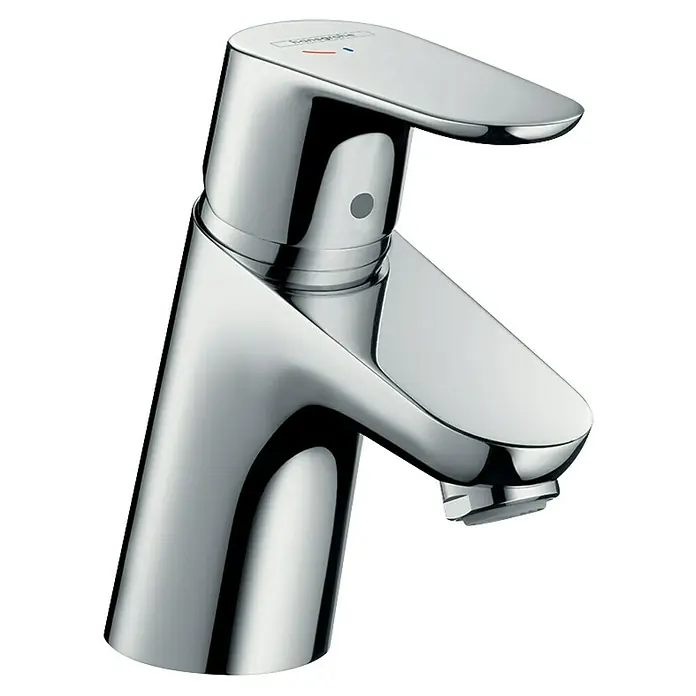 Hansgrohe Focus Waschtischarmatur 70 CoolStart - Chrom, Höhe: 13,4 cm - Nahaufnahme eines glänzenden, modernen Hansgrohe Waschtischmischers mit klaren Linien und minimalistischem Design.