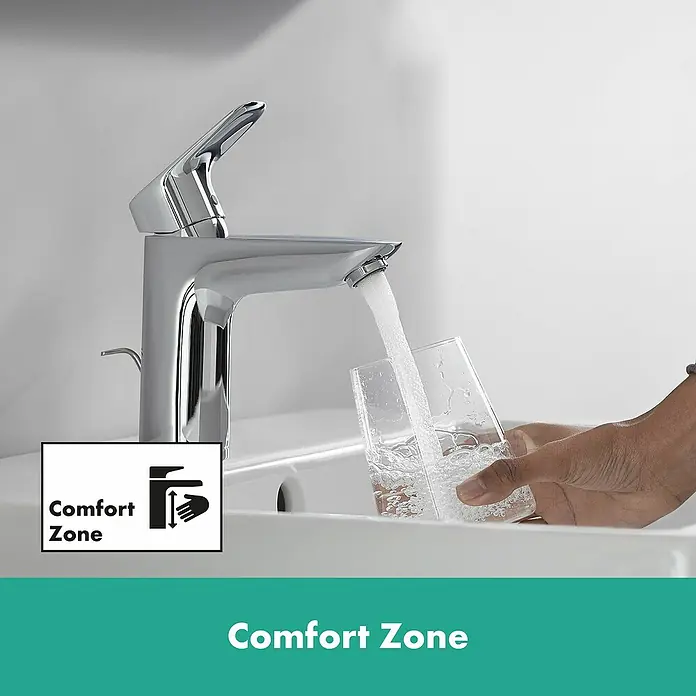 Hansgrohe Logis Waschtischarmatur 100 - Chrom - Zeitgenössischer Chrom-Wasserhahn mit klaren Linien füllt ein Glas mit Wasser, hervorgehoben durch "Comfort Zone"-Branding für Benutzerfreundlichkeit.