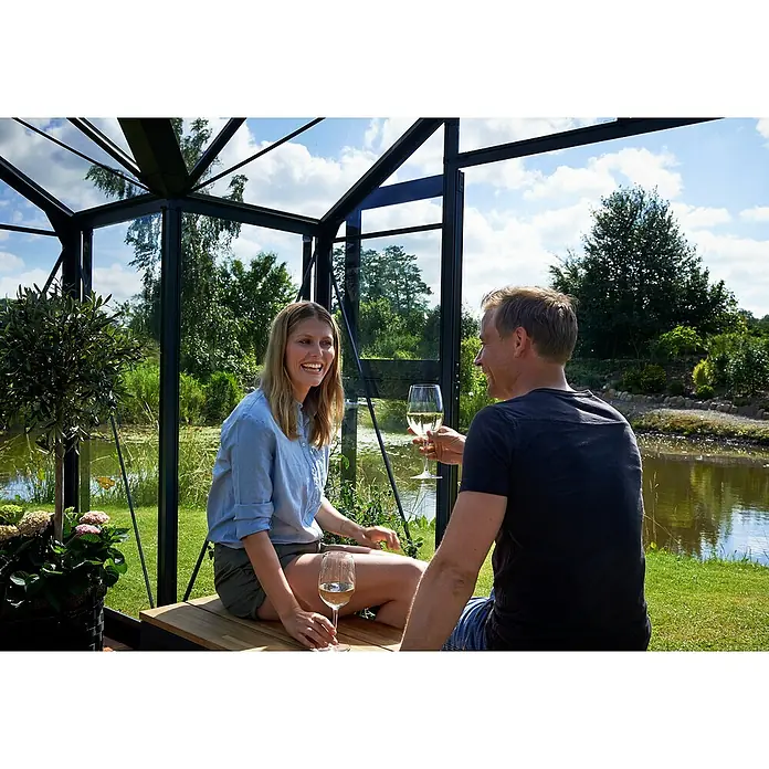 Juliana Gewächshaus Orangerie - Außenmaß inkl. Dachüberstand (B x T): 439 x 373 cm, Material Seitenwand: Glas, 3 mm, Anthrazit/Schwarz - Entspannen Sie sich im Gewächshaus mit diesem Paar und genießen Sie ein Glas Wein, während Sie die Aussicht auf den Garten genießen.