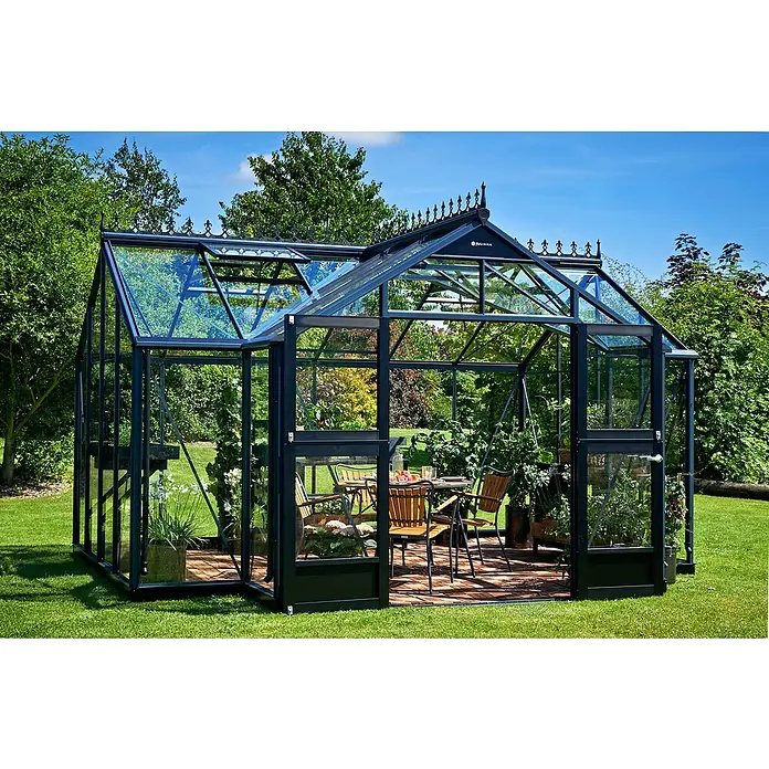 Juliana Gewächshaus Orangerie - Außenmaß inkl. Dachüberstand (B x T): 439 x 373 cm, Material Seitenwand: Glas, 3 mm, Anthrazit/Schwarz - Ein elegantes Juliana Gewächshaus mit schwarzem Rahmen, das einen stilvollen Raum für Pflanzen und Entspannung im Garten bietet.