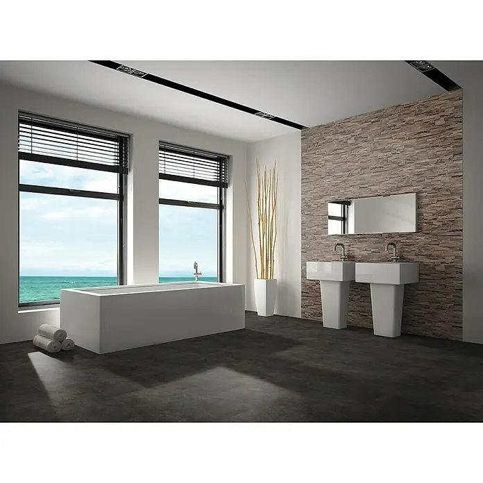 Indo Wandpaneel 3D Wall Beachwood Coffee - Hevea, 610 x 150 x 10 mm - Ein modernes Badezimmer mit freistehender Badewanne, Doppelwaschbecken und Akzentwand.