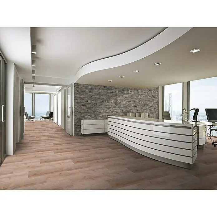 Indo Wandpaneel 3D Wall Elegance Gun Smoked - Teak, 500 x 200 x 10 mm, 1 m² - Innenaufnahme eines Büros mit Holzboden, geschwungener Rezeption und Steinwand. Das Design verbindet Moderne mit Natürlichkeit.