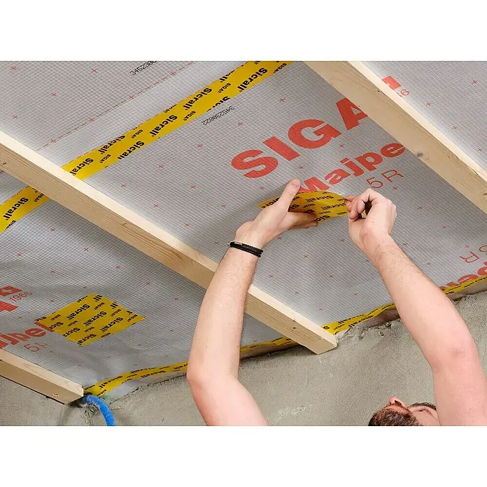 Siga Dampfbremsfolie Majpell 5 R - 30 m², Polyolefin - Anbringen von SIGA Majpell 5R Dampfbremsfolie und SIGA Sicrall Klebeband für eine luftdichte Gebäudehülle bei Dachausbau oder Sanierung.