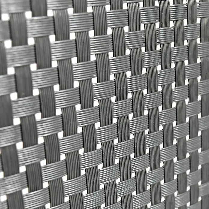 Sunfun Balkonsichtschutz - Grau, 300 x 90 cm - Nahaufnahme eines grauen Rattansessels mit feiner Webstruktur, die für einen modernen und stilvollen Look sorgt.