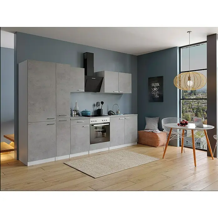 Respekta Küchenzeile Malia Typ 1 - Breite: 300 cm, Beton, Mit Elektrogeräten - Küchenansicht mit grauen Schränken und Holzboden. Ein Esstisch mit Stühlen und einer Pendelleuchte vervollständigt das moderne Küchendesign.
