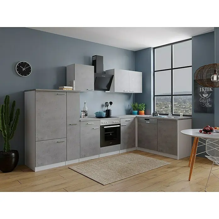 Respekta Winkelküche Malia Typ 2 - B x T: 310 x 172 cm, Beton, Mit Elektrogeräten - Küchenansicht mit grauen Schränken, schwarzer Dunstabzugshaube und großem Fenster mit Blick nach draußen für eine moderne und stilvolle Atmosphäre.
