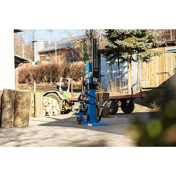 Scheppach Holzspalter HL3000GM - 30 t, Max. Spaltgutlänge: 110 cm - Der blaue Holzspalter steht bereit für die Arbeit. Das Gerät ist kompakt und vielseitig einsetzbar im Garten oder Hof.