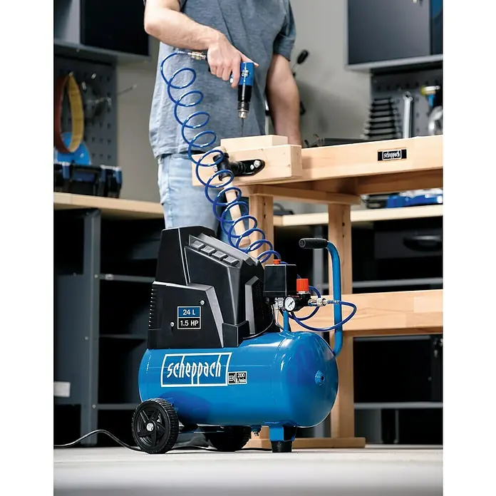 Scheppach Kompressor HC30o - Max. Druck: 8 bar, 24 l - Ein blauer Scheppach Luftkompressor mit 24 Litern und 1,5 PS im Einsatz in einer Werkstatt.