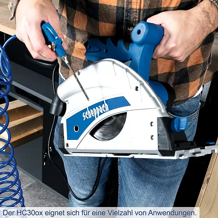 Scheppach Kompressor HC30o - Max. Druck: 8 bar, 24 l - Person hält eine blau-weiße Scheppach Handkreissäge mit angeschlossenem Spiralschlauch, bereit für die Arbeit.